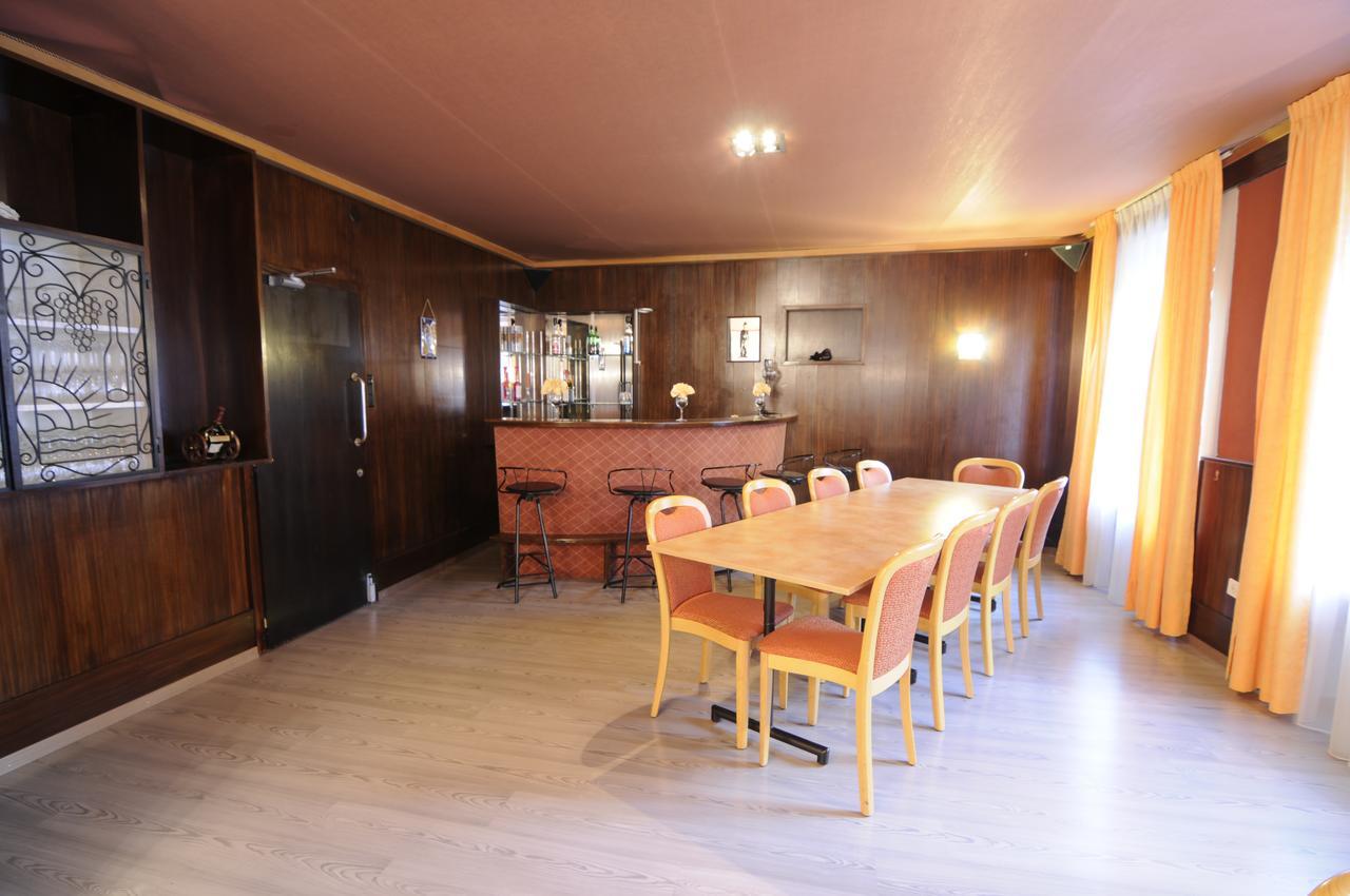Hotel De La Croix-Blanche Cressier ภายนอก รูปภาพ